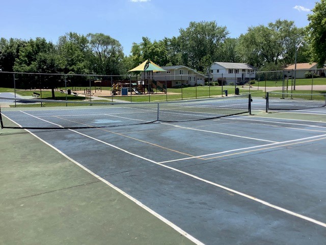 Lindenhurst outdoor tennis courts