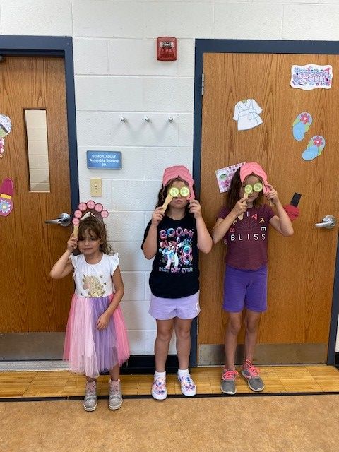 Young girls enjoying a Glam & Glitz party